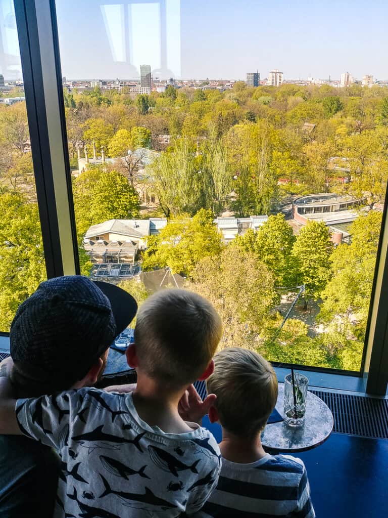 Ein überraschender Ausblick beim Cocktail trinken in Berlin mit Kindern