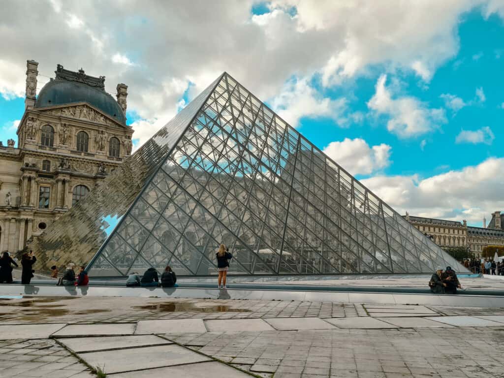 Die Glaspyramide am Louvre ist auch von außen sehenswert
