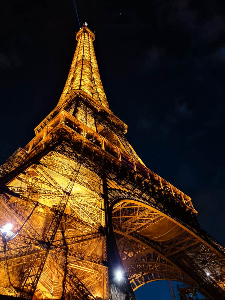 Der Eiffelturm funkelt in der Nacht regelmäßig - ein tolles Schauspiel für Kinder und Erwachsene