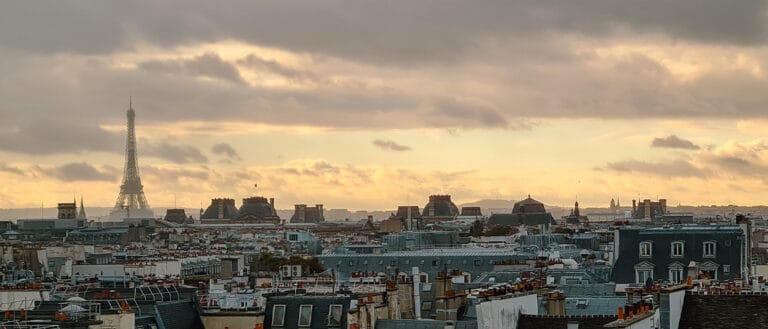 Paris mit Kindern entdecken - der Eiffelturm ist allgegenwärtig