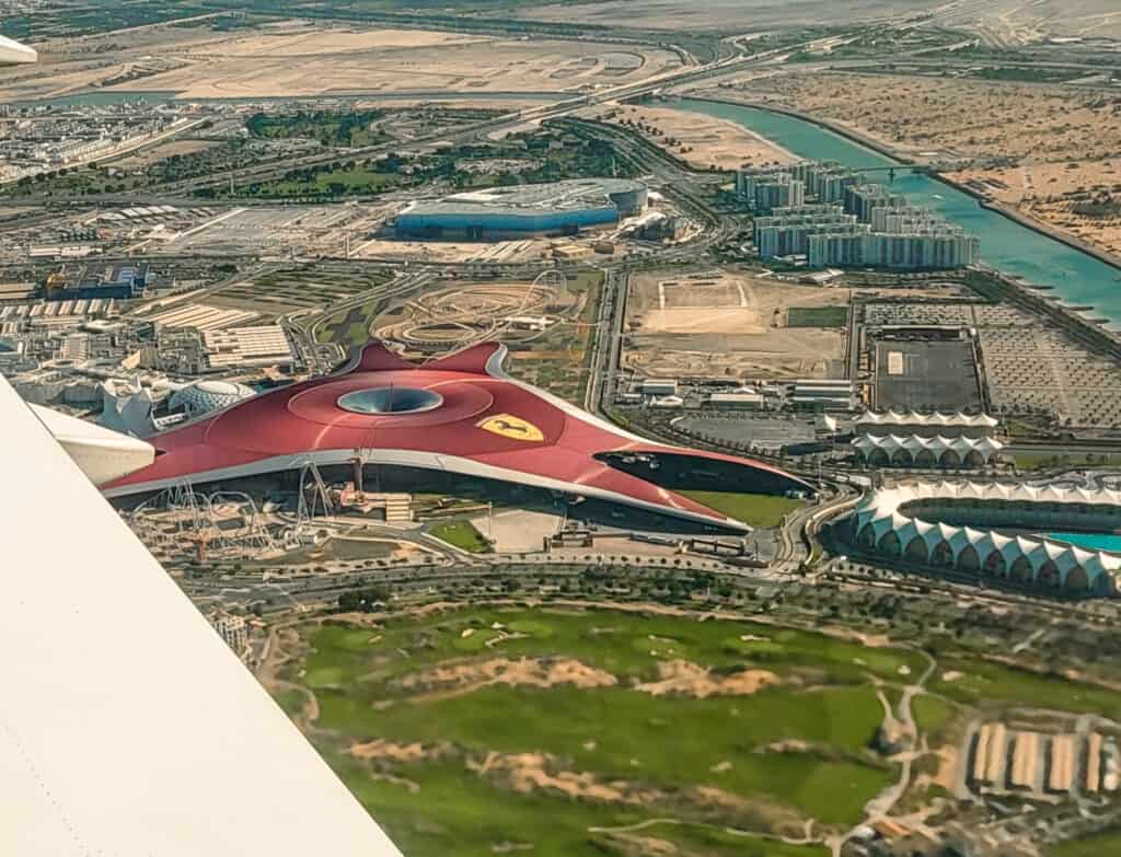 Ferrari World Abu Dhabi aus der Luft