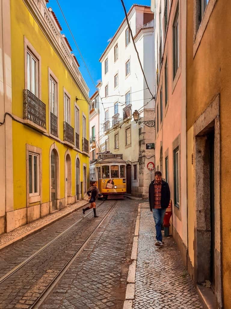 Mit der Bahn durch die engen Straßen von Lissabon - nicht nur für Kinder ein tolles Erlebnis