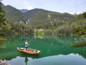 Boot im Fernsteinsee in Tirol mit Kindern