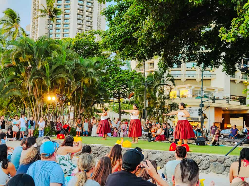 Hula Aufführung in Honolulu mit Kindern