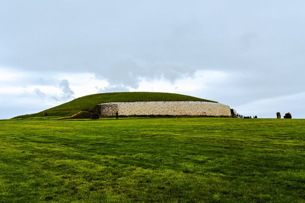 Hügelgrab Newgrange mit Kindern entdecken