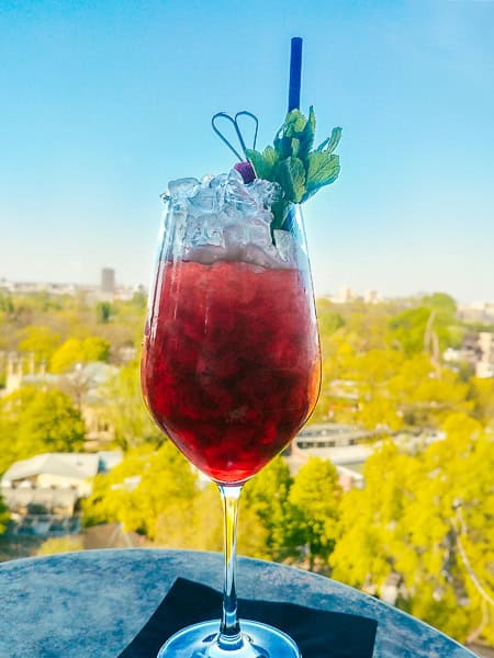 Cocktails mit Aussicht in der Monkey Bar Berlin