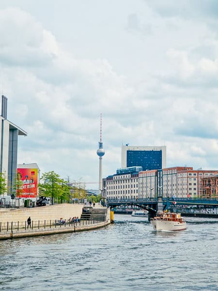 Sehenswürdigkeiten von Berlin mit Kindern erleben vom Wasser aus als Alternative zu den üblichen Verkehrsmitteln.