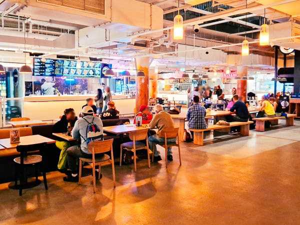 Berlin essen mit Kindern im food Court Manifesto