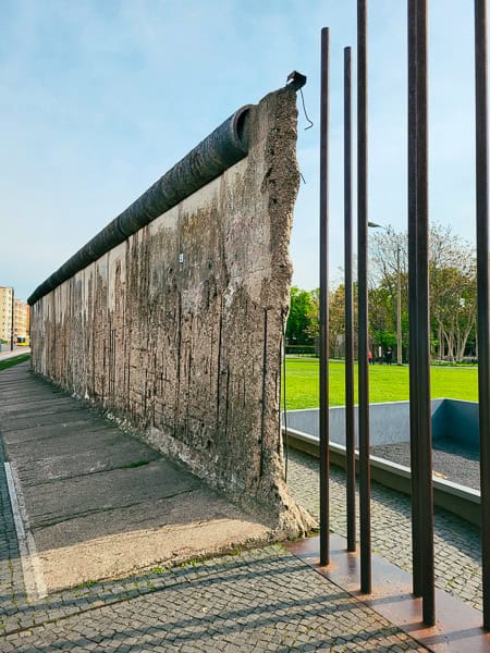 Berlin mit Kindern erleben an den original Überresten der Mauer.