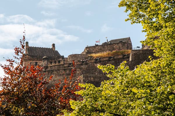 Edinburgh Castle über der Stadt