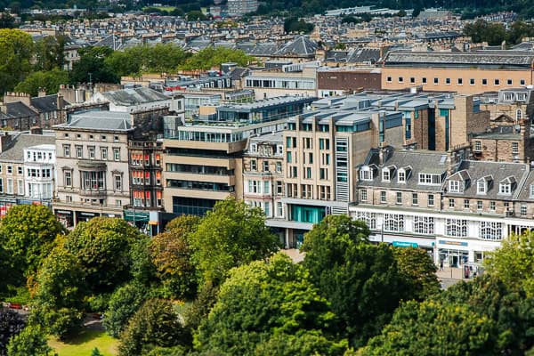 Blick auf das zentrale Hotel in Edinburgh