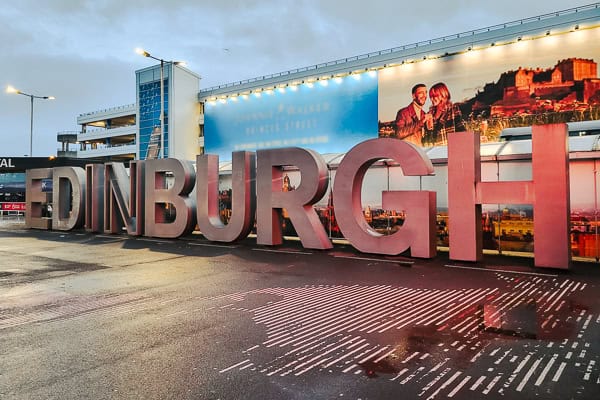 Edinburgh Schild bei Ankunft am Flughafen