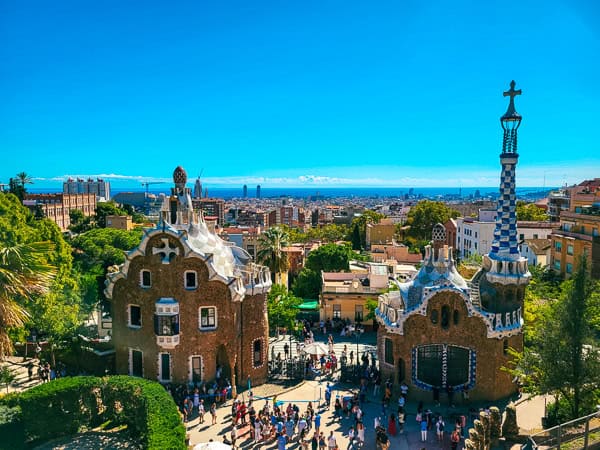 Kinder lieben die bunten Häuser im Park Güell in Barcelona