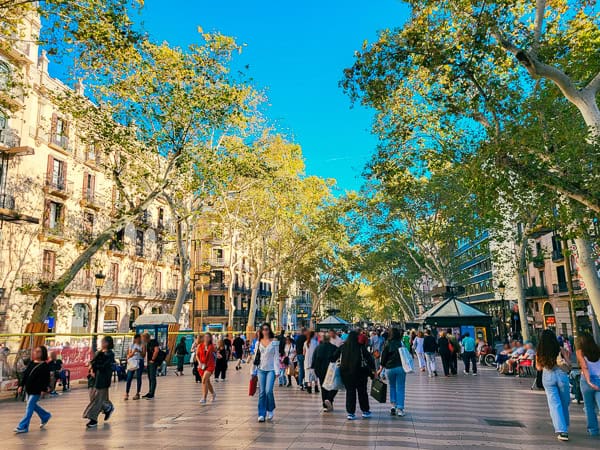 La Rambla - ein tolles Erlebnis in Barcelona mit Kindern sind die vielen Straßenkünstler