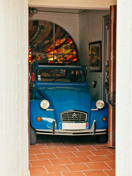 Ein Oldtimer in einer Garage in Südfrankreich