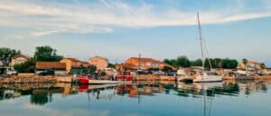 Idylle im Südfrankreich Urlaub - Boote in einem kleinen Hafen