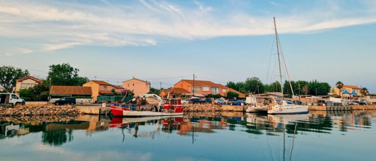 Idylle im Südfrankreich Urlaub - Boote in einem kleinen Hafen