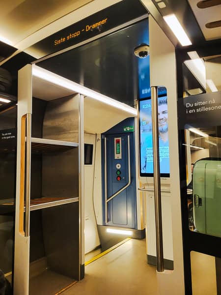 Gepäckfach im Flytoget Oslo