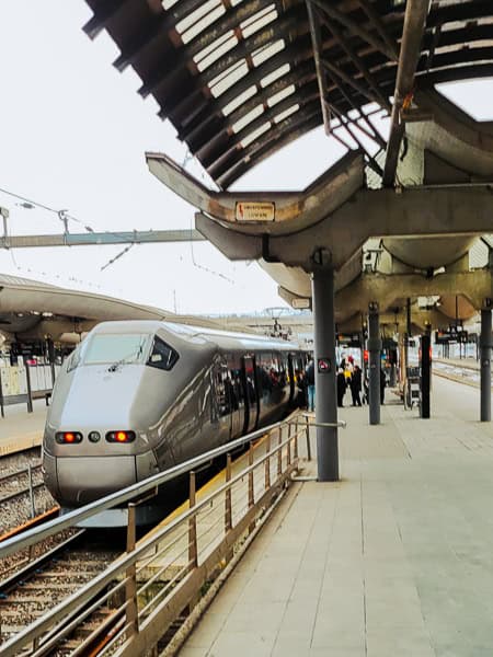 Mit dem Flytoget geht's schnell in die Stadt