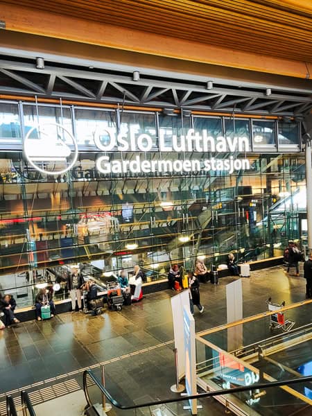 Der moderne Flughafen in Oslo ist sehr gut ans Zentrum angebunden