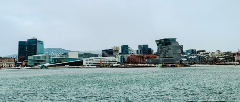 Die Oper von Oslo liegt direkt am Fjord.