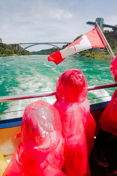 Kinder auf dem Boot bei den Niagara-Fällen – Familienrundreise