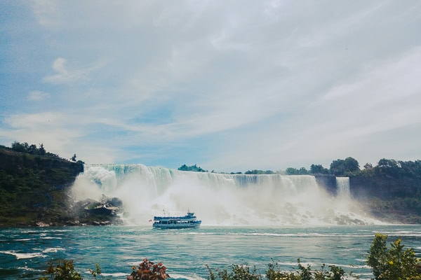 Boot vor den Niagara-Fällen – Wasserfallpanorama