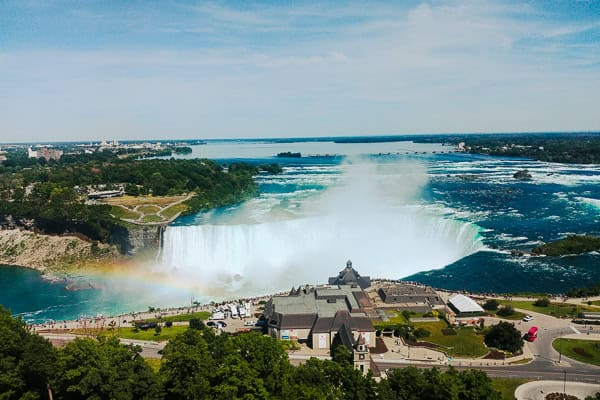 Blick auf die Niagara-Fälle vom Hotelzimmer
