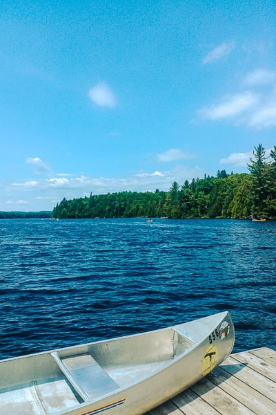 Kanufahrt auf einem ruhigen See im Algonquin Park