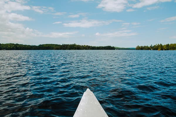 Kanufahrt auf einem kanadischen See – Outdoor-Aktivität