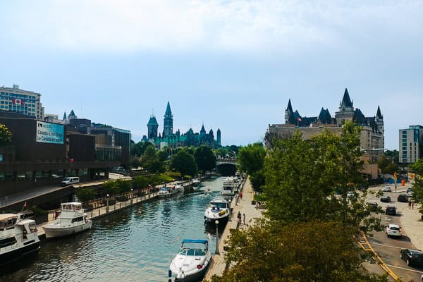 Blick auf Parlamentsgebäude und Kanal in Ottawa