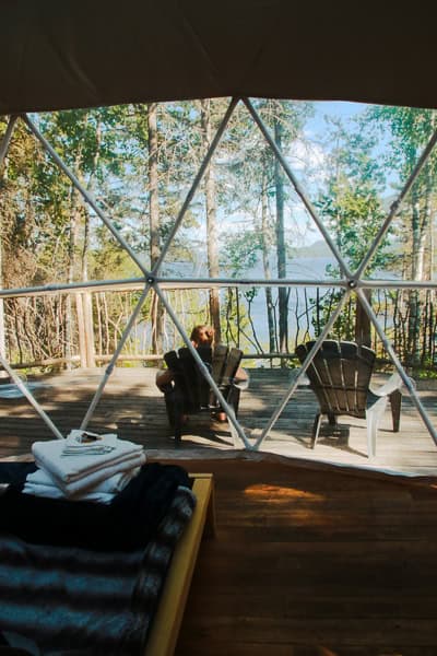 Ausblick aus dem Dome-Zelt auf Wald und Fjord