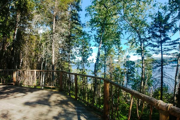 Panoramablick vom Dome-Zelt auf kanadische Landschaft